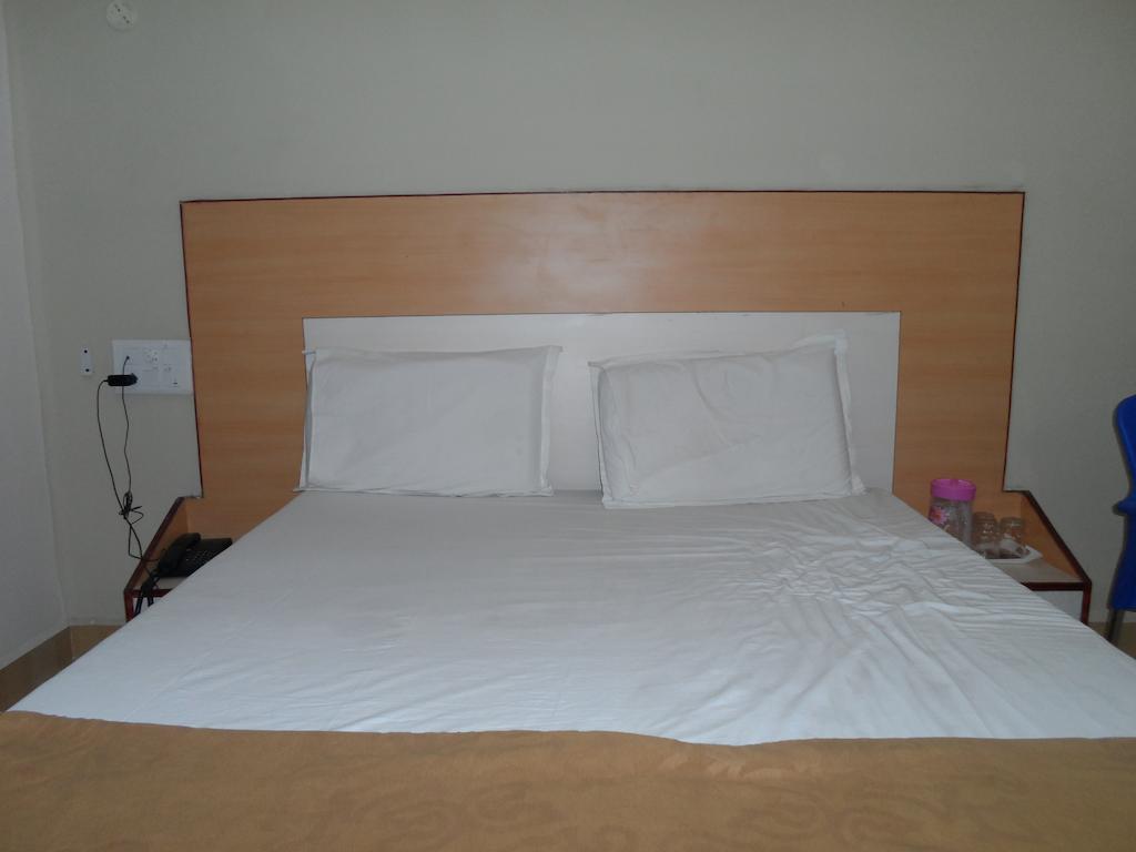 Hotel Pasuparthy Residency Τιρουπάτι Δωμάτιο φωτογραφία